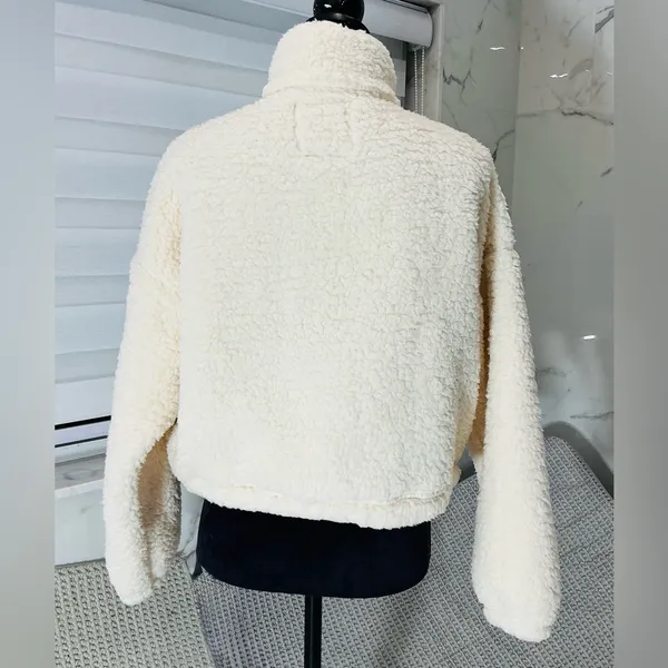 Hollister pullover SOFT🌥️and warm 🔥 - Image 4