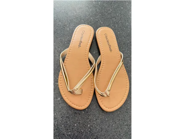Cityclassified thong sandals size 6.5 - Image 2