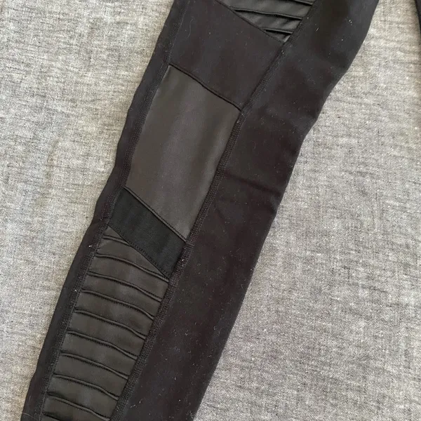 Alo High-Waist Moto Legging - Image 4