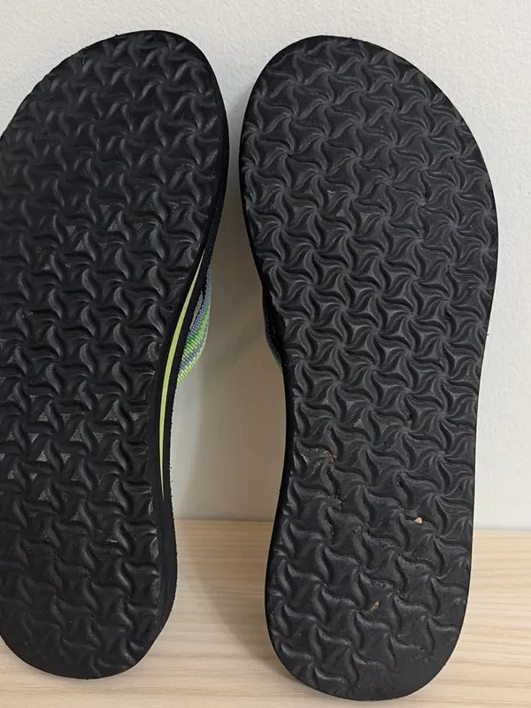 Teva women’s black/green flip flops size 6 - Image 7