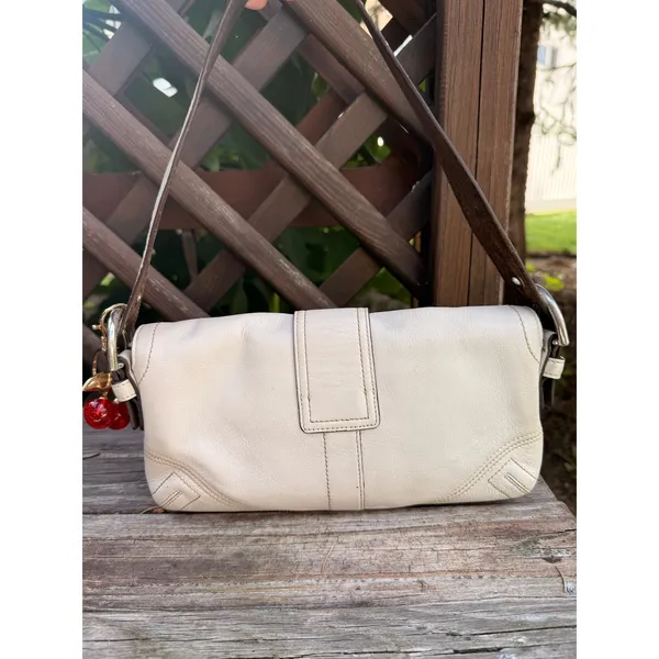 Coach Soho White Leather Buckle Flap Shoulder Bag 8A05 Y2K Baguette With Charm - Image 4