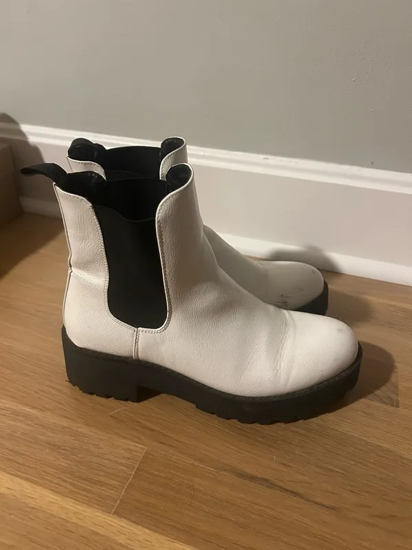 Chinese Laundry Women’s Chelsea Platform Boots - Image 2