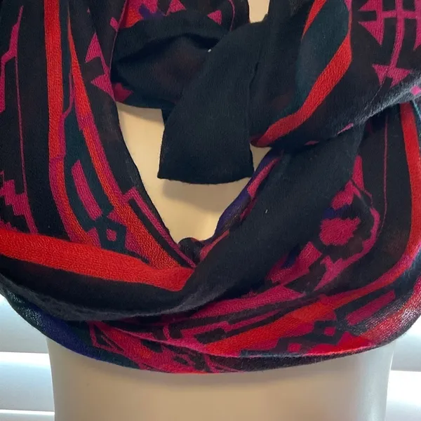 Chic Black and Red Geometric Scarf - Image 3