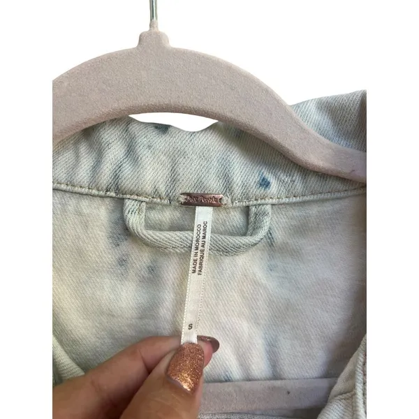 Free People Distressed Bleached Denim Trucker Jacket Womens Size Small‎ - Image 4
