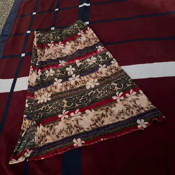 Dressbarn Bohemian floral skirt hippie boho stretchy Women’s M little slit - Image 3