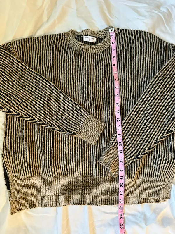 Vestique Oversized Sweater - Image 5