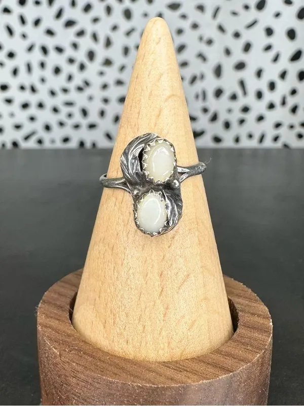 Vintage Sterling Silver Mother of Pearl Two Stone Leaf Detail Size 5.25 - Image 2