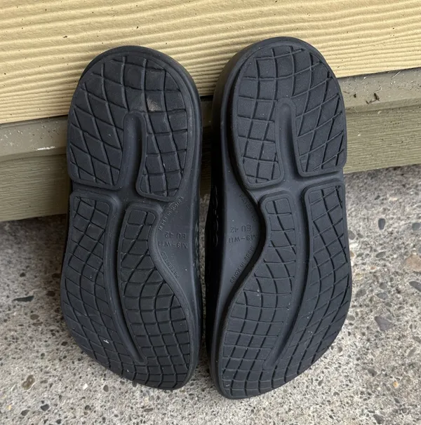 Like New Unisex OOFOS OOahh Luxe Slide sandals in a limited edition W11 - Image 7