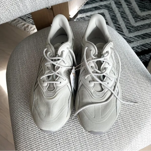 NWT Adidas Ozweego Low-Top Sneakers in Gray - Image 4