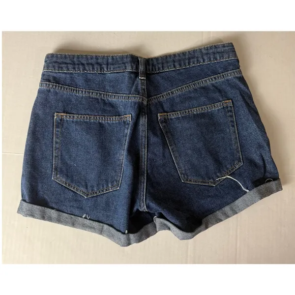Stylish Women's Shorts Size 6 - Pre-Owned & Excellent - Image 3
