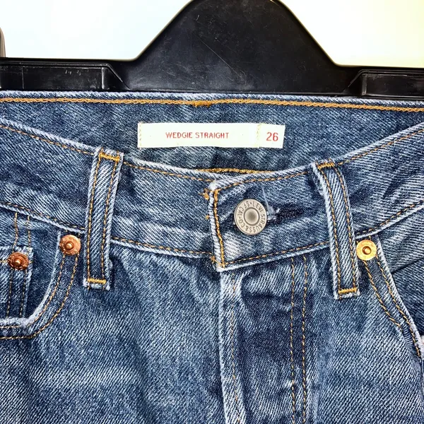 Levi's Women's Blue Distressed wedgie Straight Leg medium wash Jeans 26‎ - Image 2