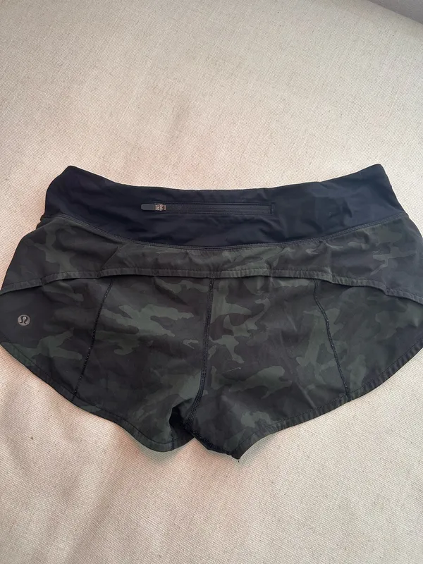 Lululemon Shorts Hotty Hot 2.5" - Image 2