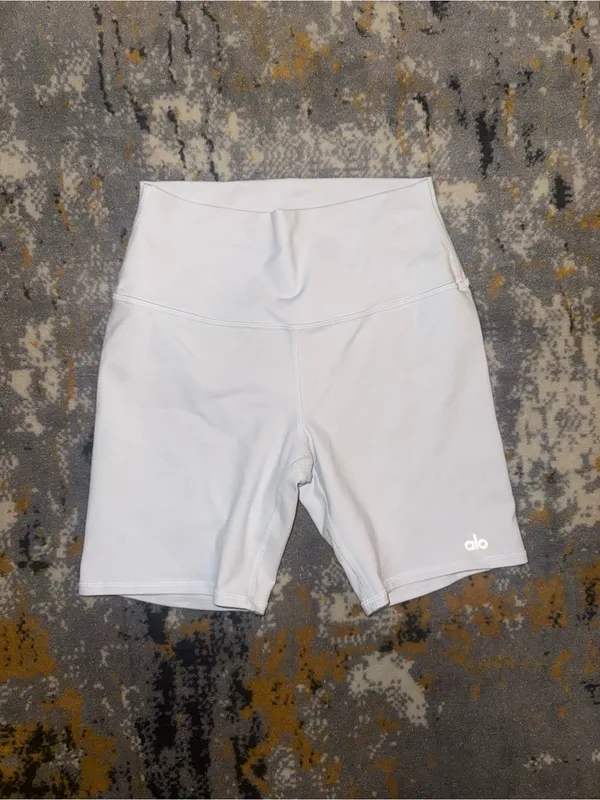 ALO 7" High-Waist Biker Short size small - Image 3