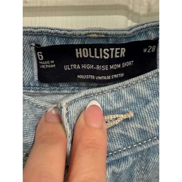 Hollister Ultra High-Rise‎ Mom Shorts Light Wash Distressed Denim W28 Size 6 - Image 4