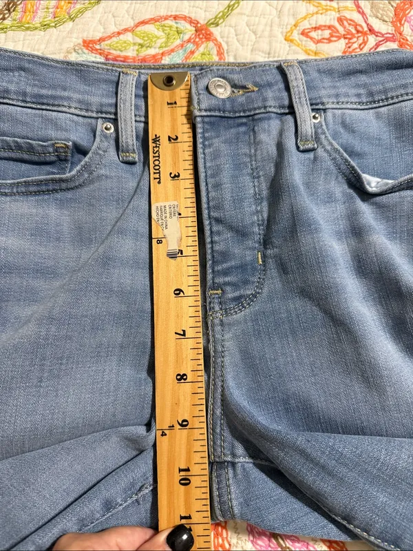 Levi Strauss & Co. women’s size 28 311 shaping skinny jeans light - Image 4