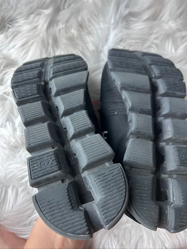 On cloud women’s size 8 black sneakers running cloud 6 - Image 4