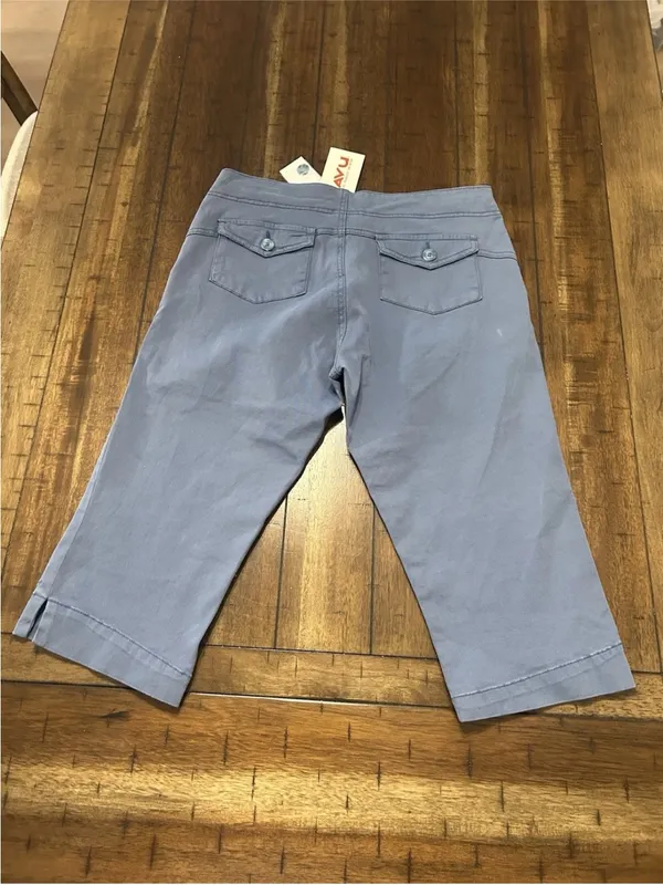 Kavu Avalon capri pants size 4 nwt - Image 3