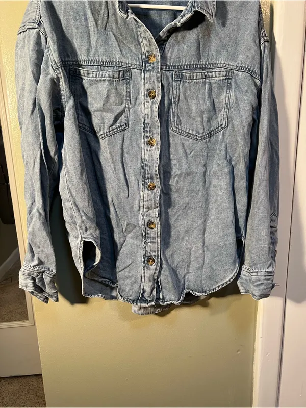 Velvet Heart Women’s Size Large Button Down Shirt Denim Light Medium Wash Chest - Image 3