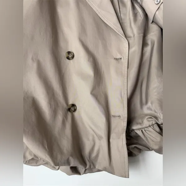 Helsa Short Bubble Hem Trench in Stone S - Image 11