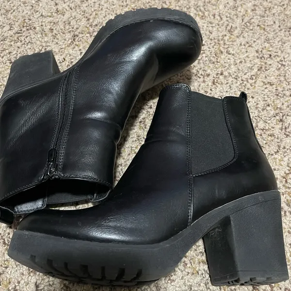 Refresh Black Boots booties heel size 8 - Image 3