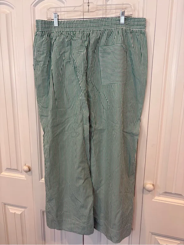 Free assembly white and green stripe crops size large - Image 2