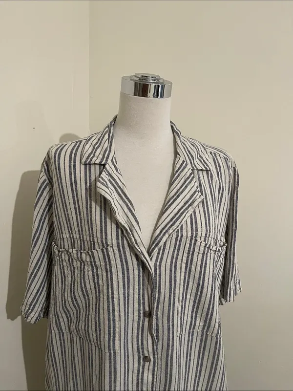 Universal Threads Striped Button-Front Mini Dress in Gray and White - Image 4