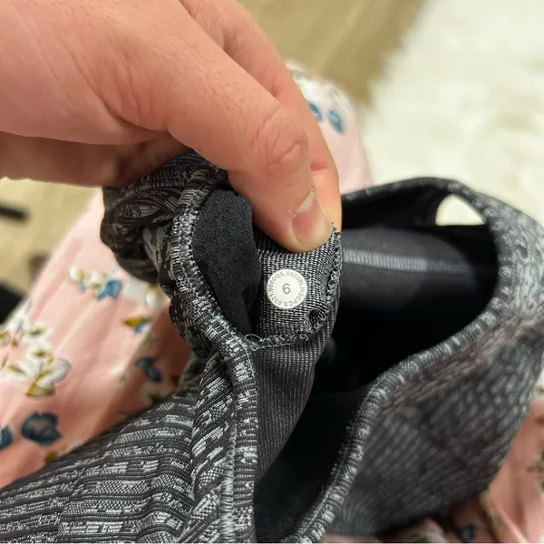 Lululemon Ebb to‎ Train Bra Grey Black Digital Camo High Neck Racerback Size 6 - Image 4