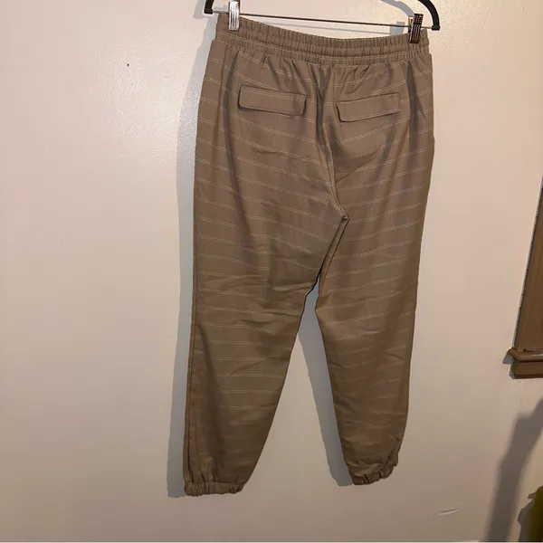 Nine West Tan, Beige, white Plaid Casual women’s Joggers Size Medium - Image 2