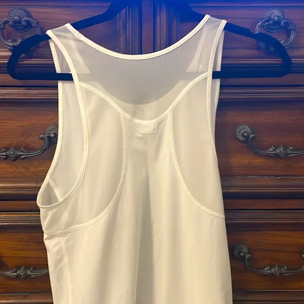 White Lululemon Tank Top, size 4, Great Condition - Image 3