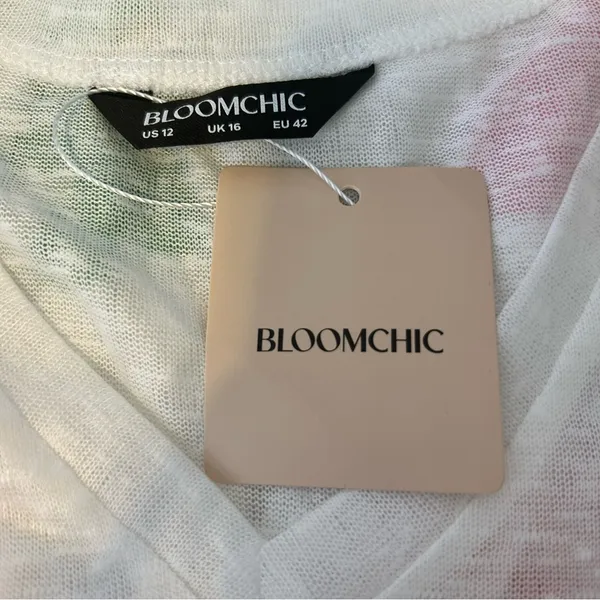 BloomChic NWT‎ T-Shirt White Floral Print Short Sleeve V Neck Casual Top 12 - Image 5