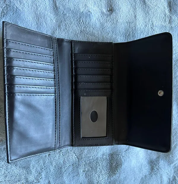 Guess Wallet - Image 2
