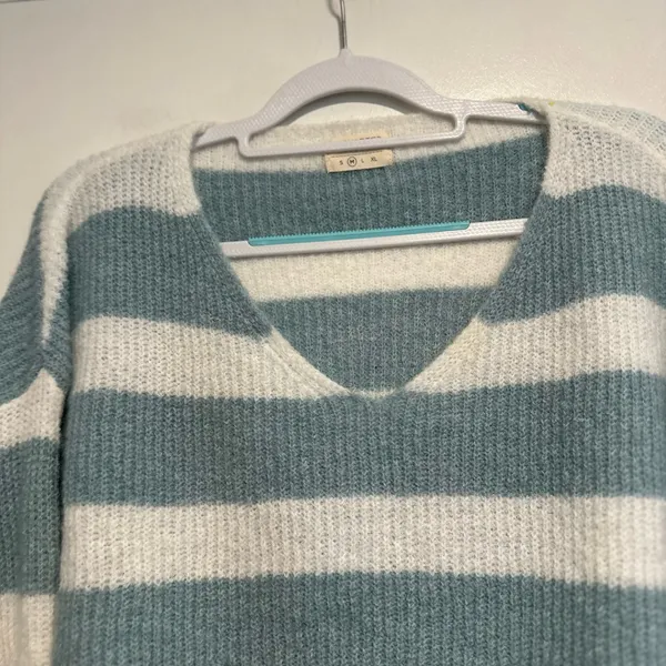 Uncharted Threads Sz: M Cropped Dusty Blue White Striped Vneck Pullover Sweater. - Image 9