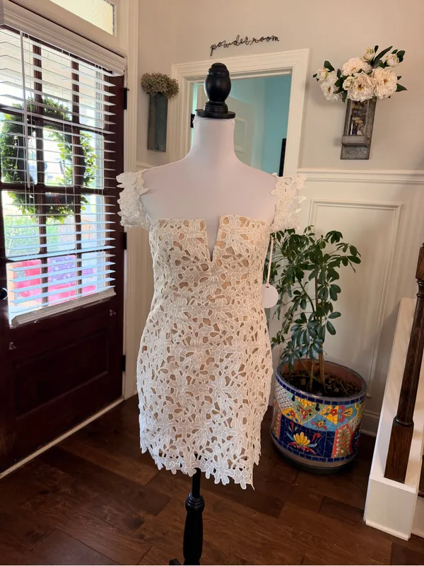 More To Come NWT Shannan Off-Shoulder White Lace Mini Dress - Image 4