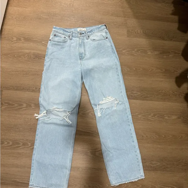 NEW ABERCROMBIE AND FITCH jeans size 4 - Image 3