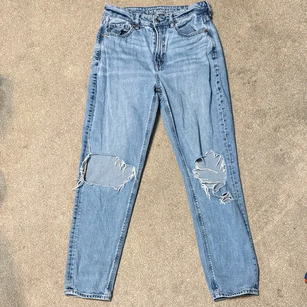 American Eagle Light Wash High Rise Major Knee Distressing Mom Jeans Size 6 - Image 2