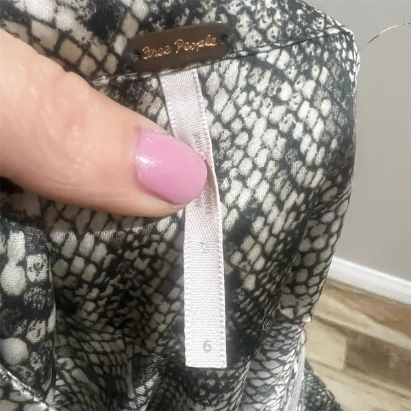 Free People Women's Midi Satin Slip Skirt Snake Skin Print Size 6 Gray - Image 7