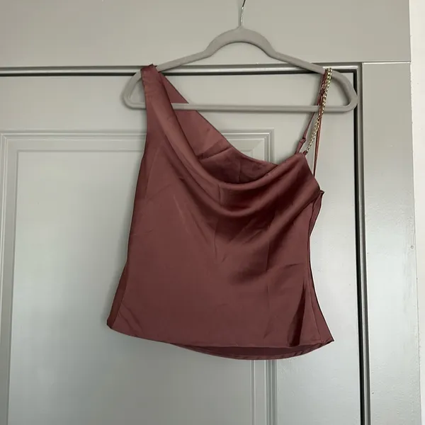 ASTR the Label Larisa Satin Chain Strap Top - Image 2