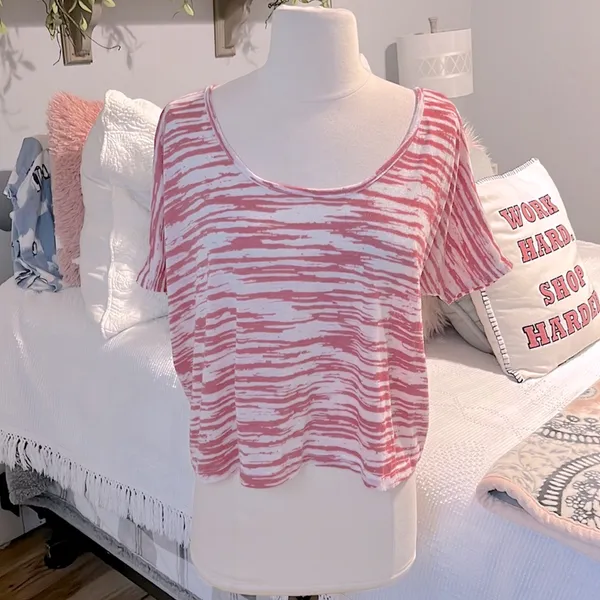 Wet Seal Oversized Medium Pink Zebra Stripe Crop Top Comfy Shirt Womens Medium - Image 2