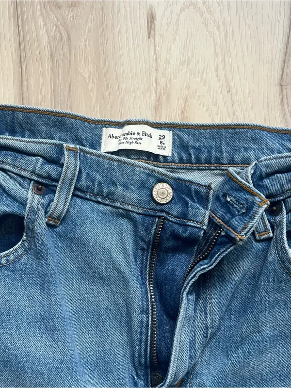 Abercrombie and Fitch jeans size 8 - Image 3