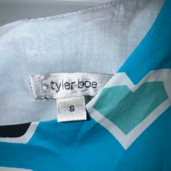 Tyler Boe Sunglass Print Sleeveless Tunic Shirt Top - Image 5