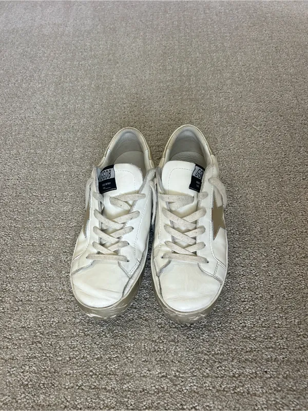 Dirty old sneakers White and Gold Star Low-Top Women's Sneakers - Image 2