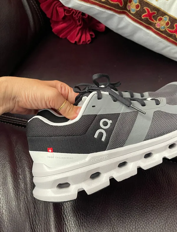 On Cloudflyer 4 Women's pre loved color in grey size 8.5 wear once in store color in Trey/black/white - Image 5