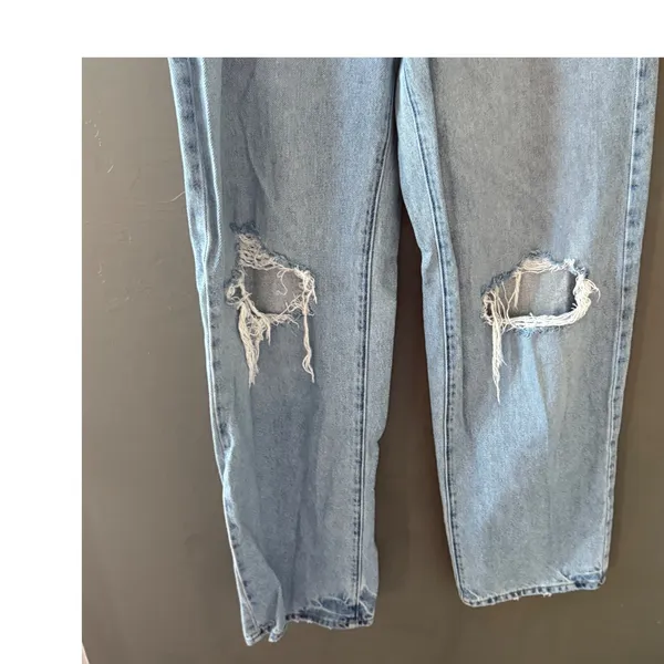 Universal Thread 90s Baggy Distressed‎ High Rise Jeans Light Wash Blue Size 4 - Image 3