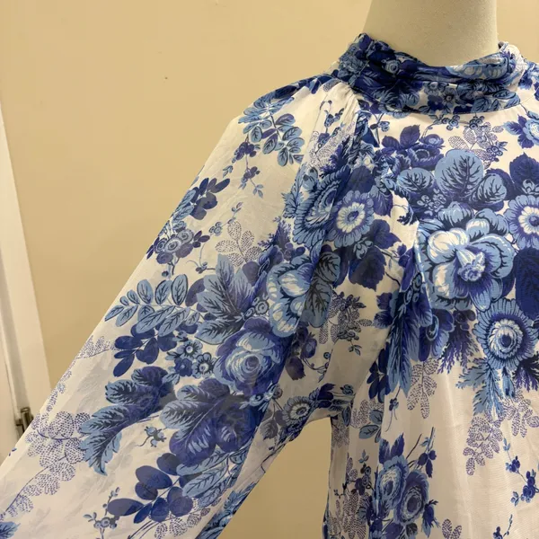 Maeve Anthropologie Blue White Floral‎ Sheer Tunic Blouse High Neck Tie Back L - Image 8