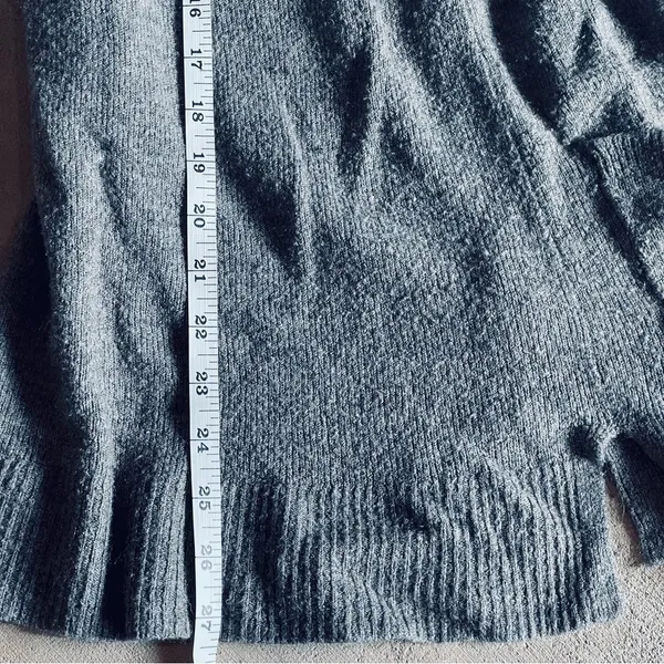 Old Navy sweater with pockets - Image 5