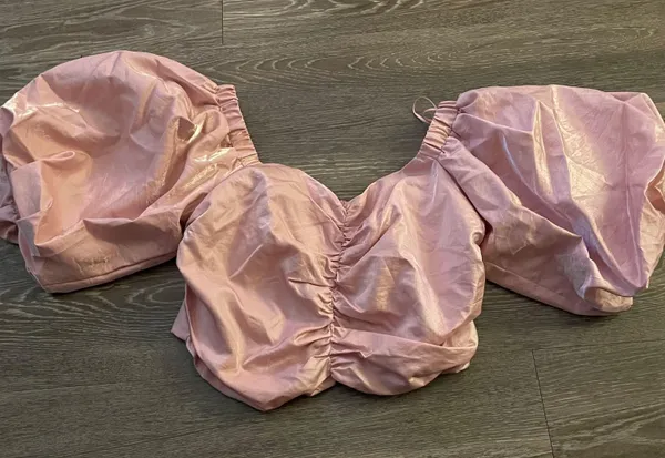 Revolve NWOT Boutique metallic puff sleeve ruched pink sweetheart crop top. Size Medium - Image 2