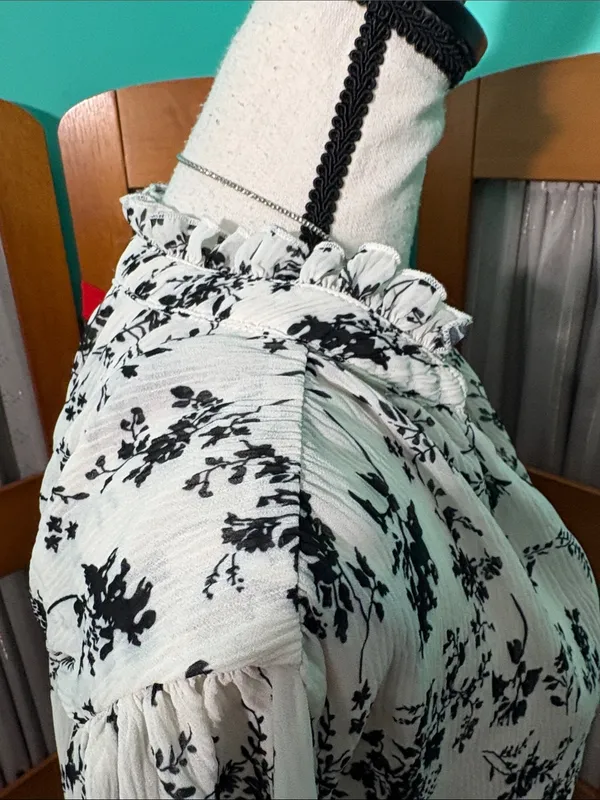 Lulu's Black & White Floral Ruffle V-Neck Blouse - Image 5