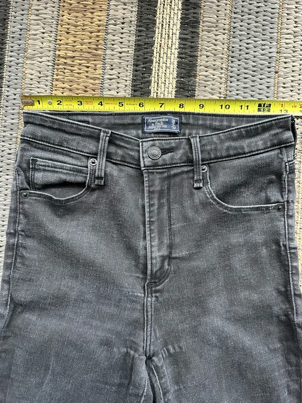 Abercrombie High-Rise Simone Ankle Jeans - Image 5