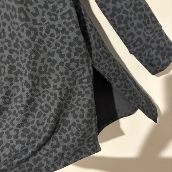 American Eagle plush‎ v neck animal cheetah print oversized long sleeve grey S - Image 4