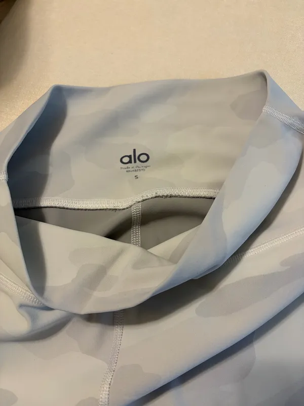 Alo Yoga Leggings - Image 3